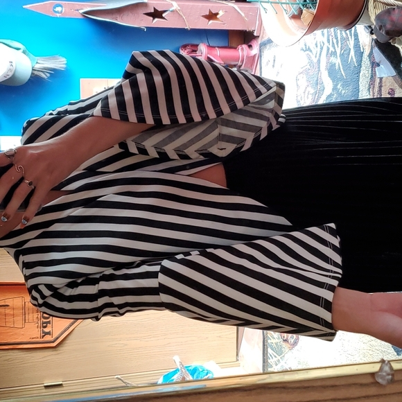 Black and white bell sleeved blazer - Picture 2 of 6